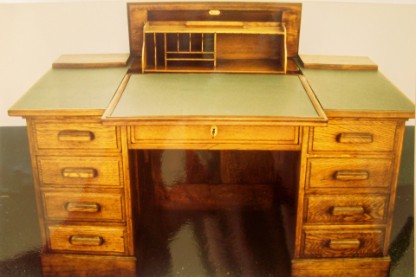 Eiche Schreibtisch; Schreibplatte mit Leder bezogen